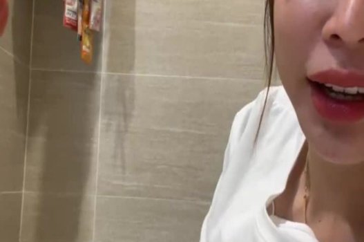 Round Breast Girlfriend กำลังเล่นดนตรีสำหรับกระเจี๊ยวตัวใหญ่