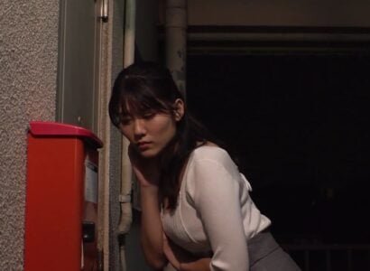 น้องสาวมาเตือนเพื่อนบ้านของเธอ