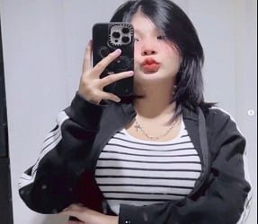 น้องสาวที่มีเสน่ห์กำลังถ่ายเซลฟี่