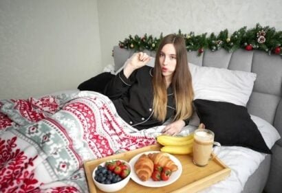 เพื่อนสองคน Emma Straletto และ Alex Jett กำลังสำรวจโลกแห่งความรัก