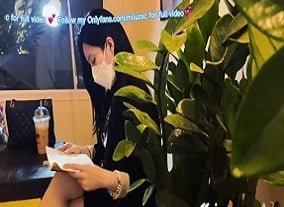 คนหนุ่มสาวสนุกกับการมีเพศสัมพันธ์สองพี่น้องที่มีหีสีชมพูขนาดใหญ่ในเวลาเดียวกัน